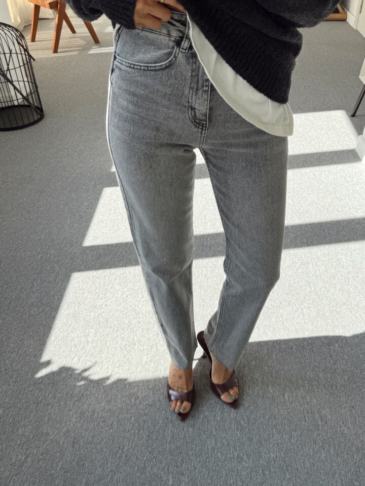 GRİ TAŞLANMIŞ BOYFİT PAÇASI KESİK JEAN