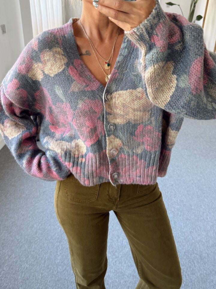 ÇOK RENKLİ ÇİÇEK DESEN HIRKA