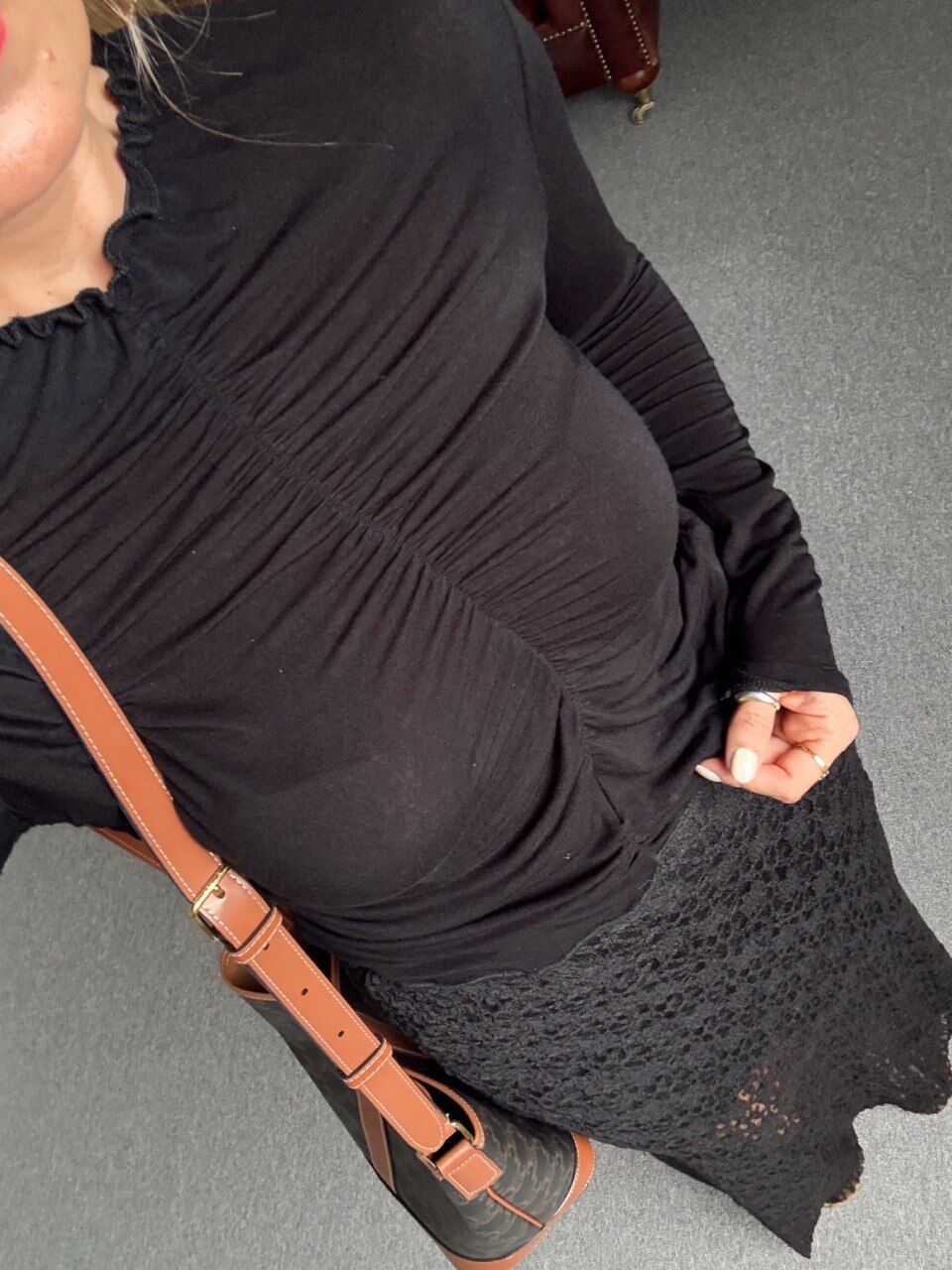 SİYAH BÜZGÜ DETAYLI BLUZ