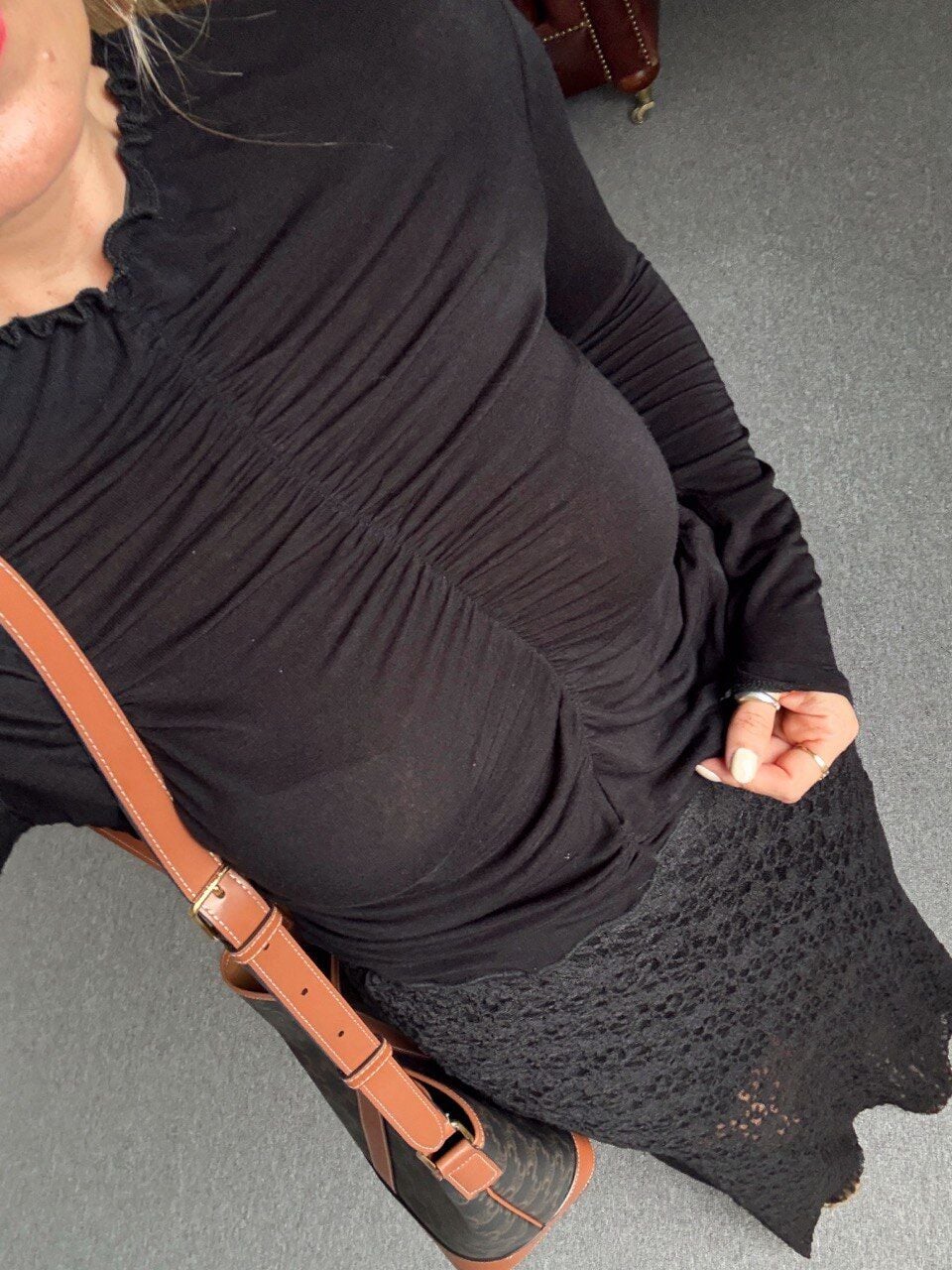 SİYAH BÜZGÜ DETAYLI BLUZ