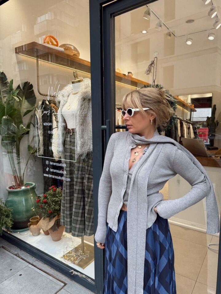 GRİ ATKI DETAYLI HIRKA