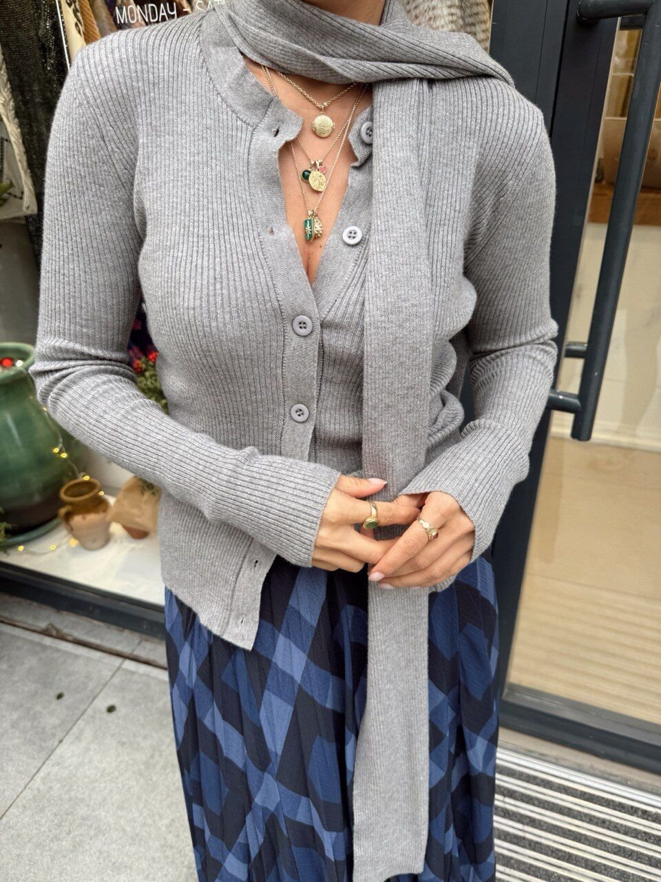 GRİ ATKI DETAYLI HIRKA