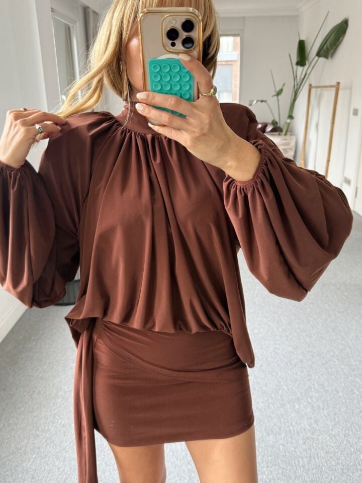 KAHVERENGİ DRAPELİ BLUZ ETEK TAKIM