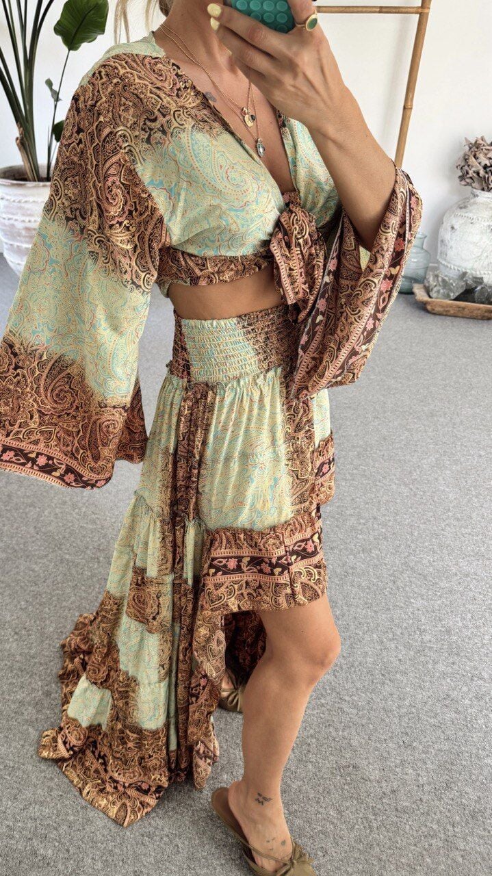 YEŞİL-KAHVE DESENLİ İPEK BLUZ ETEK TAKIM