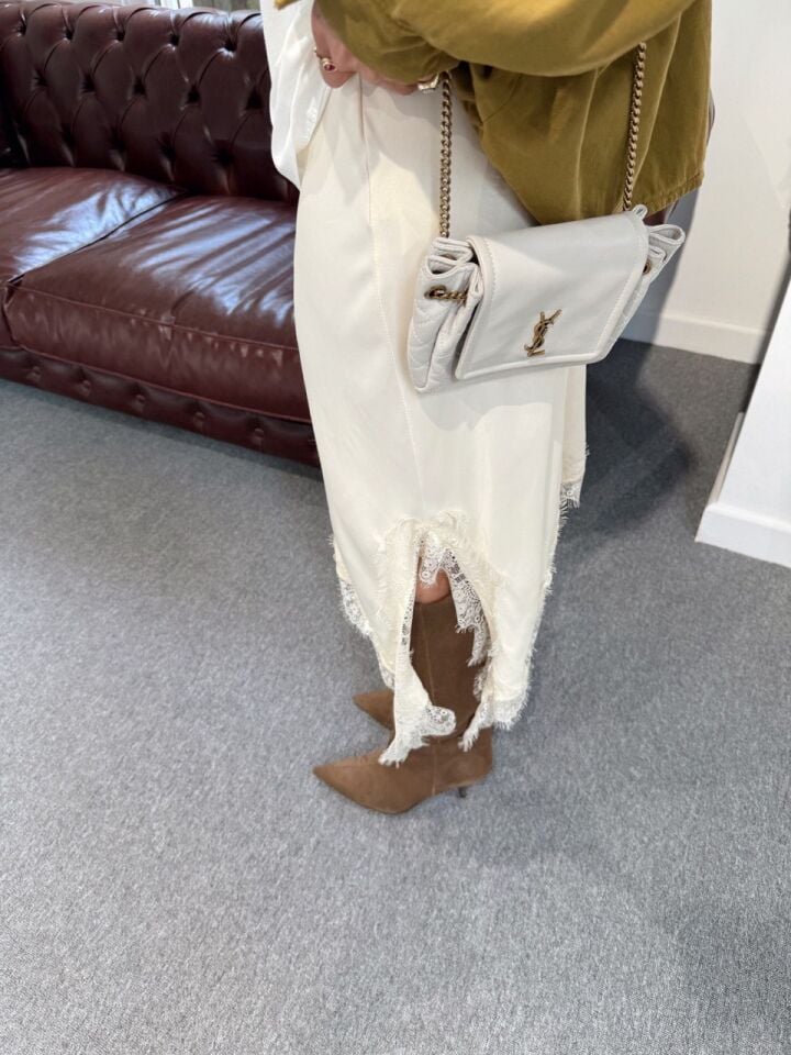 KREM DANTEL DETAY ASİMETRİK ETEK