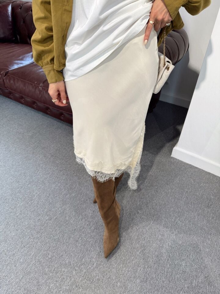 KREM DANTEL DETAY ASİMETRİK ETEK