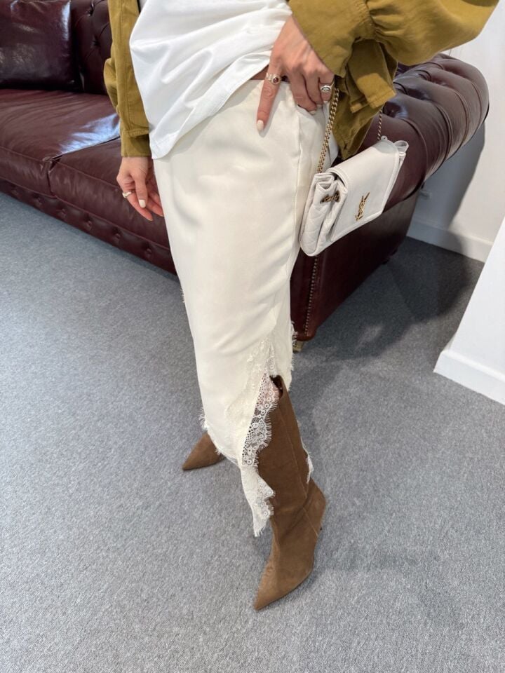 KREM DANTEL DETAY ASİMETRİK ETEK