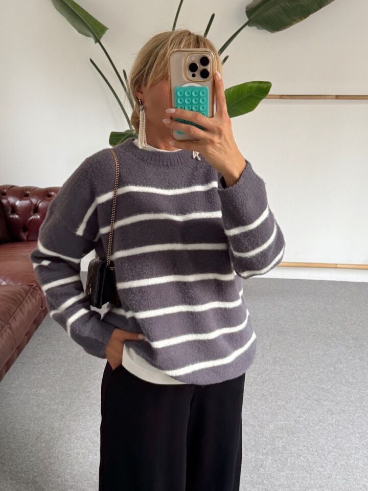 GRİ ÇİZGİLİ YUMOŞ KAZAK