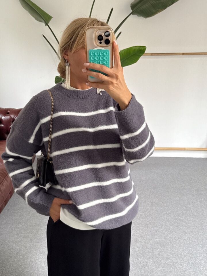 GRİ ÇİZGİLİ YUMOŞ KAZAK