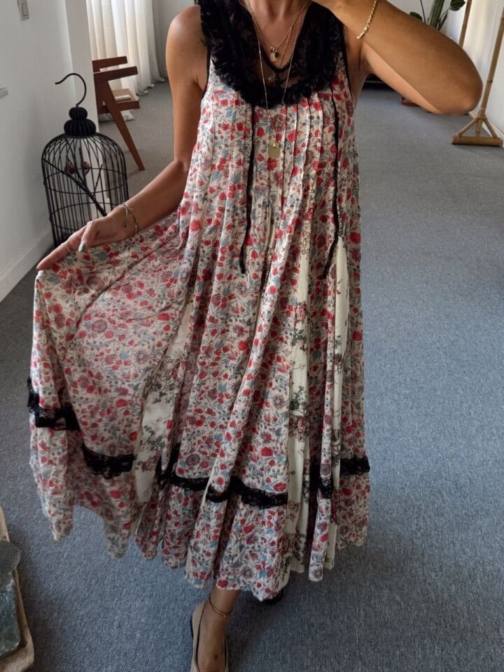 DANTEL YAKA ÇİÇEKLİ KOLSUZ İTHAL ELBİSE