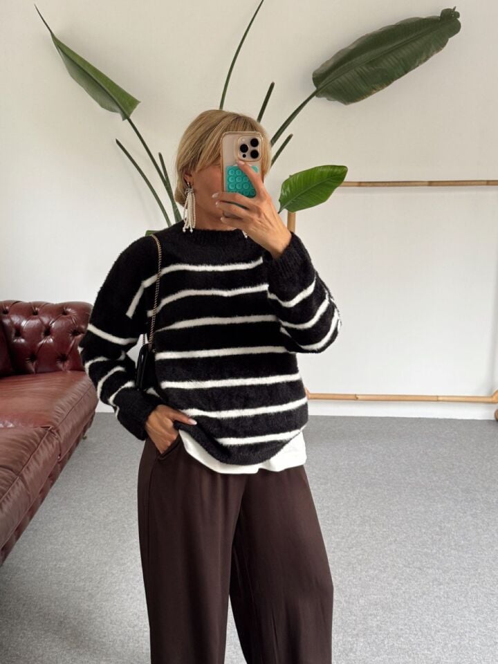 SİYAH ÇİZGİLİ YUMOŞ KAZAK