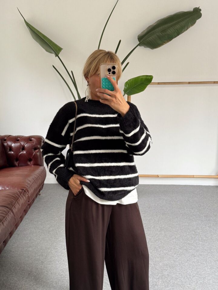 SİYAH ÇİZGİLİ YUMOŞ KAZAK