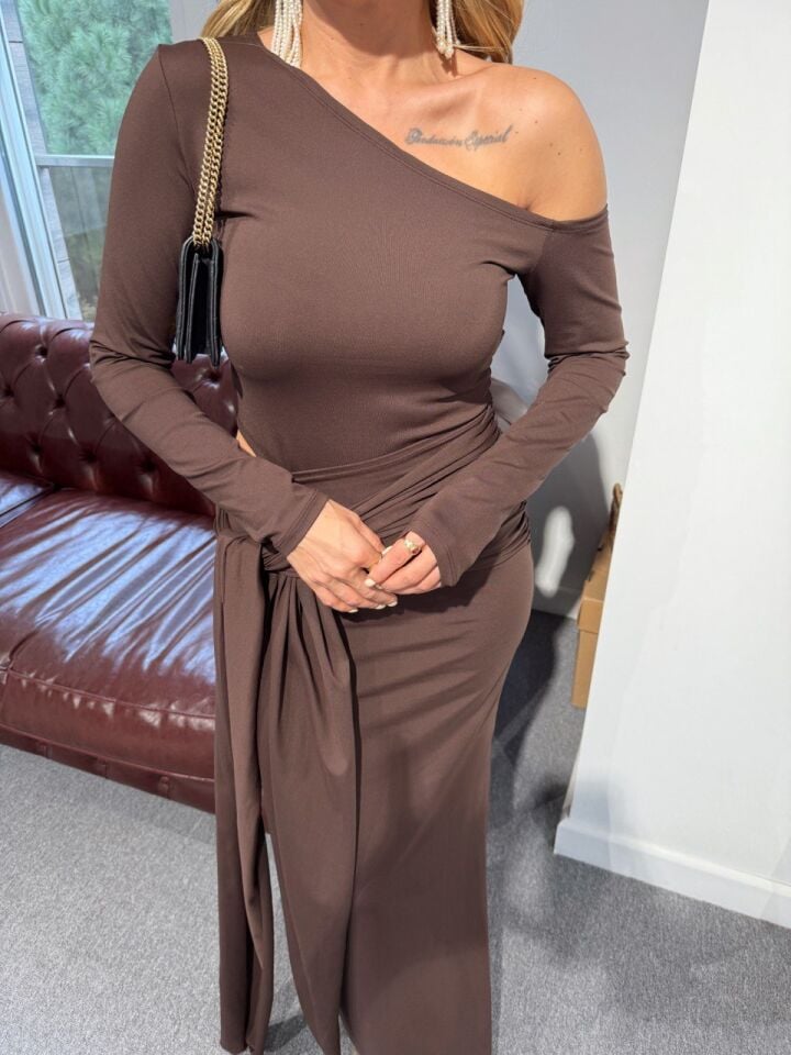 KAHVE BEL DEKOLTELİ MAXI ELBİSE