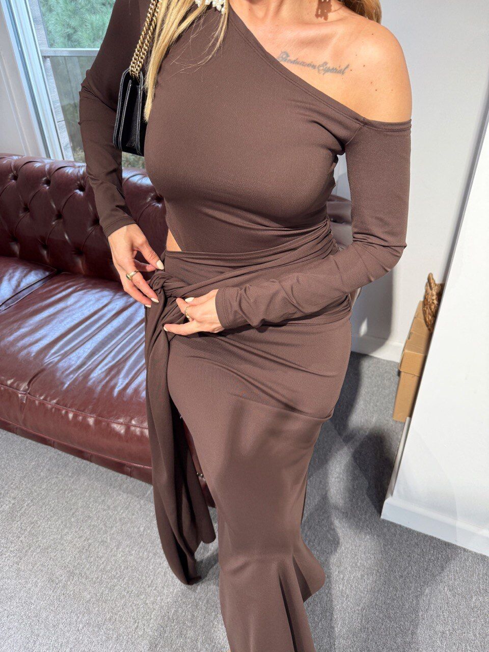 KAHVE BEL DEKOLTELİ MAXI ELBİSE