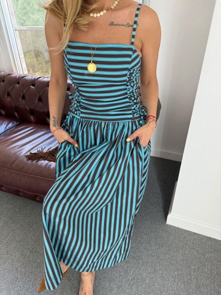 YANLARDAN BAĞLAMA DETAYLI ÇİZGİLİ İTHAL ELBİSE