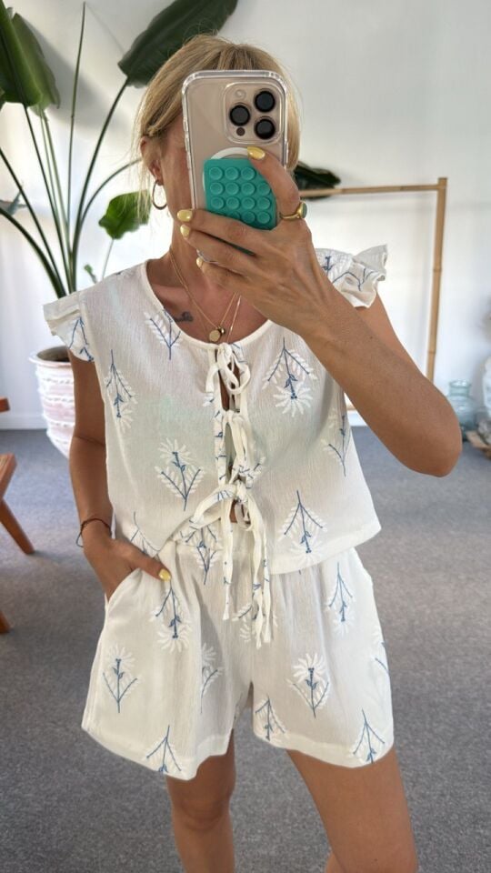 MAVİ NAKIŞ İŞLEMELİ YELEK ŞORT TAKIM