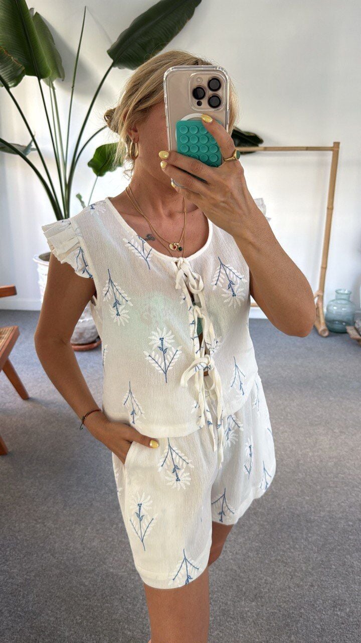 MAVİ NAKIŞ İŞLEMELİ YELEK ŞORT TAKIM