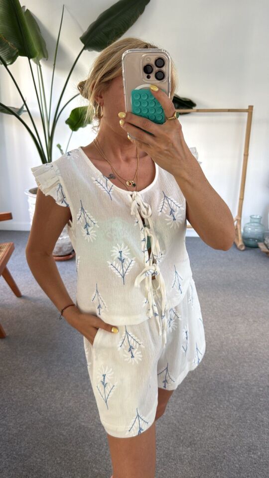 MAVİ NAKIŞ İŞLEMELİ YELEK ŞORT TAKIM