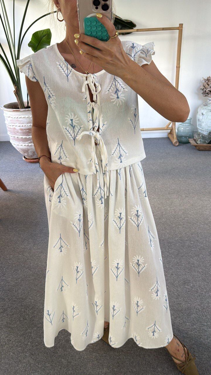 MAVİ NAKIŞ İŞLEMELİ YELEK ETEK TAKIM