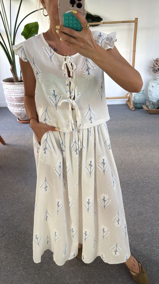 MAVİ NAKIŞ İŞLEMELİ YELEK ETEK TAKIM