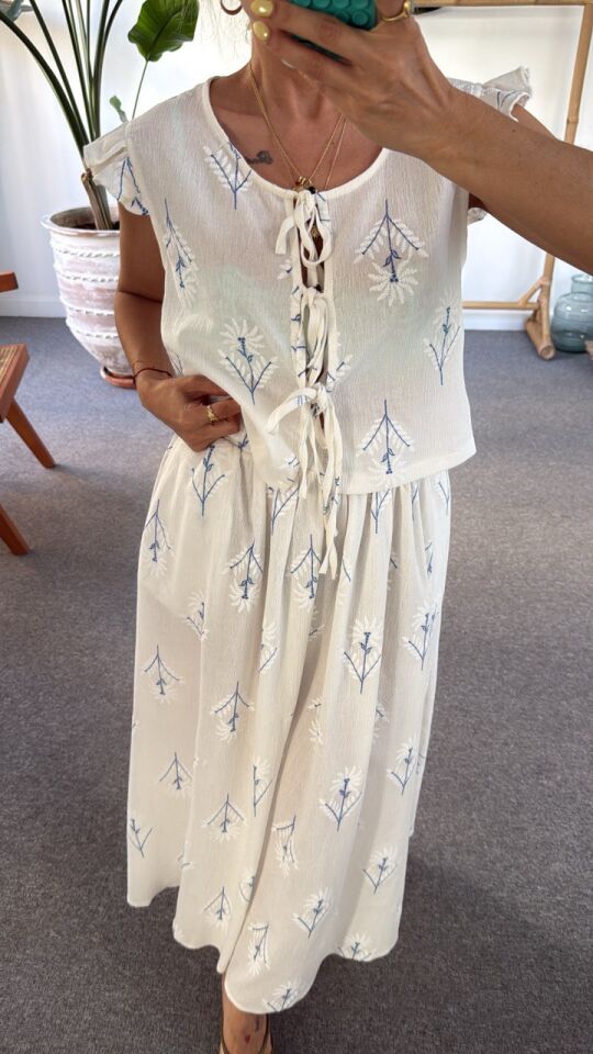 MAVİ NAKIŞ İŞLEMELİ YELEK ETEK TAKIM