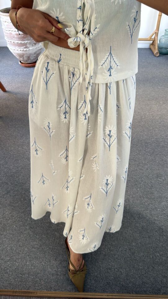 MAVİ NAKIŞ İŞLEMELİ YELEK ETEK TAKIM