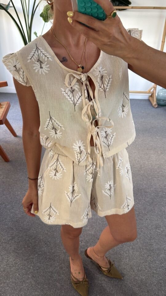 KAHVERENGİ NAKIŞ İŞLEMELİ YELEK ŞORT TAKIM