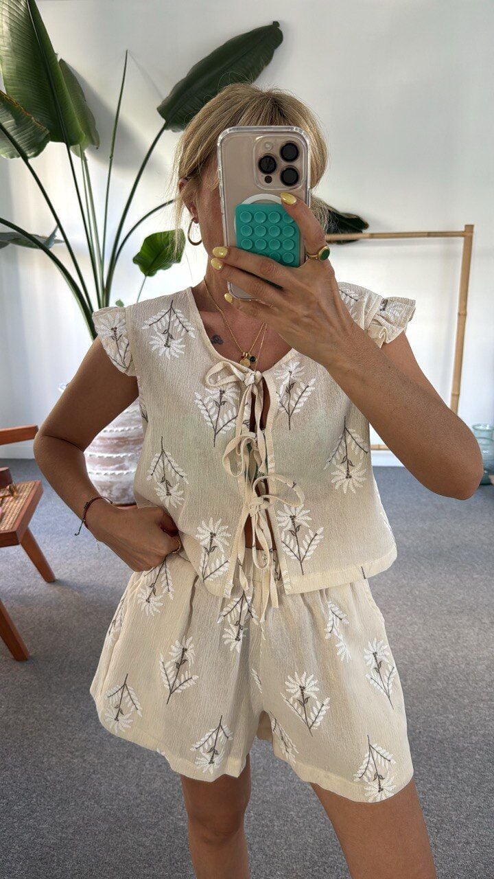 KAHVERENGİ NAKIŞ İŞLEMELİ YELEK ŞORT TAKIM