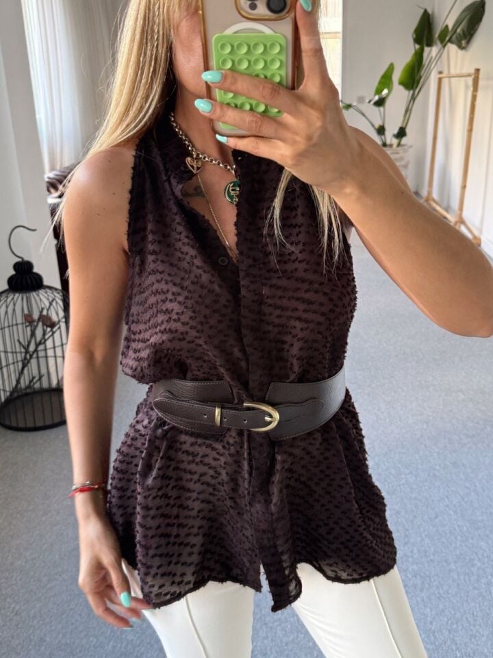 KAHVERENGİ DOKULU HALTER YAKA BLUZ