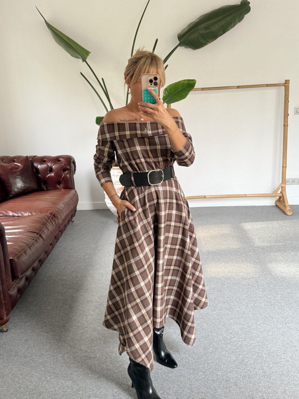 KAHVE MADONNA YAKA KEMERLI EKOSE ELBİSE