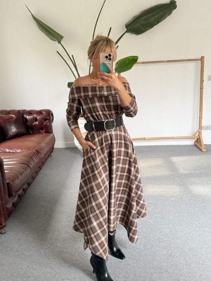 KAHVE MADONNA YAKA KEMERLI EKOSE ELBİSE