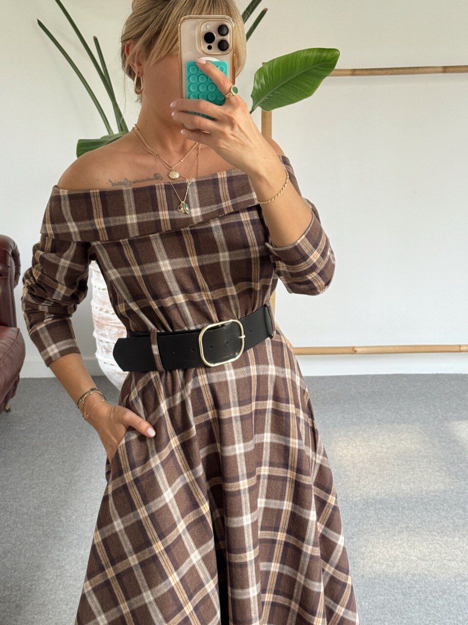 KAHVE MADONNA YAKA KEMERLI EKOSE ELBİSE