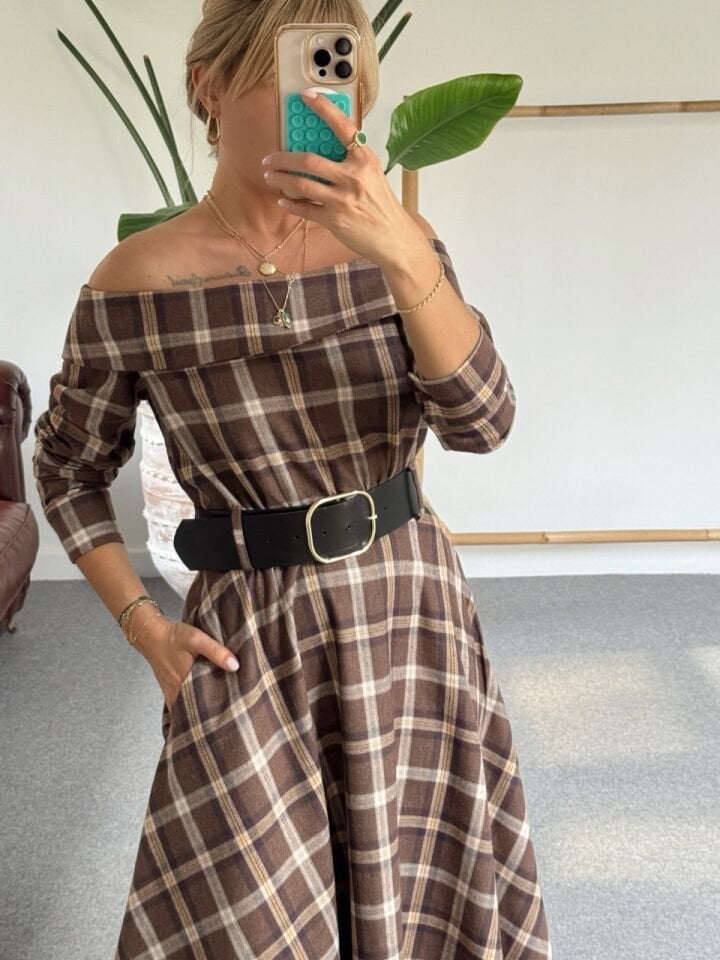 KAHVE MADONNA YAKA KEMERLI EKOSE ELBİSE