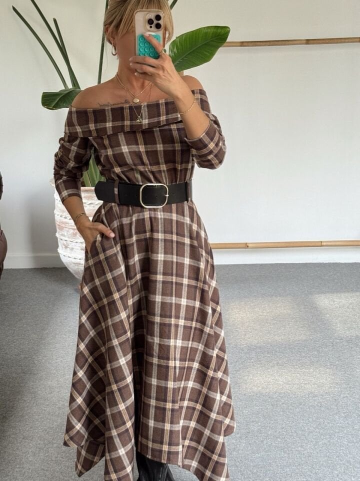 KAHVE MADONNA YAKA KEMERLI EKOSE ELBİSE