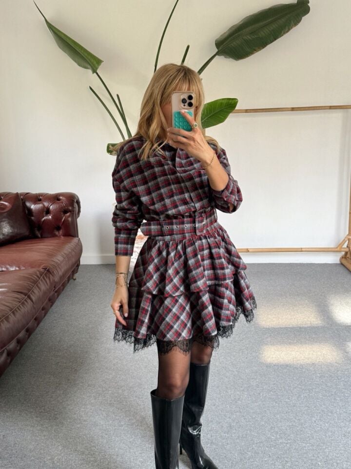 KIRMIZI DANTEL DETAY EKOSE ELBİSE