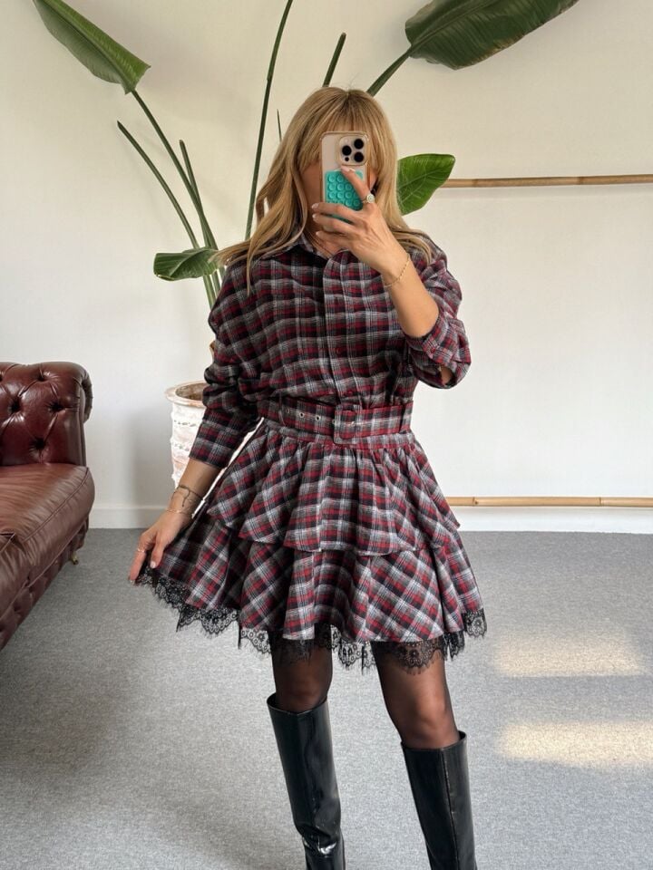 KIRMIZI DANTEL DETAY EKOSE ELBİSE