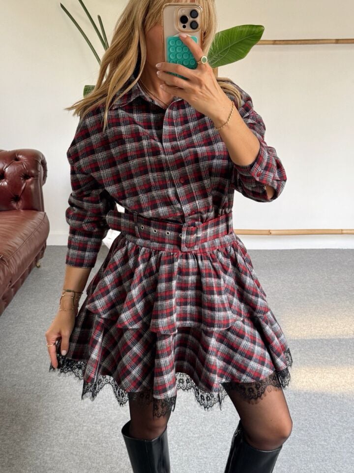 KIRMIZI DANTEL DETAY EKOSE ELBİSE