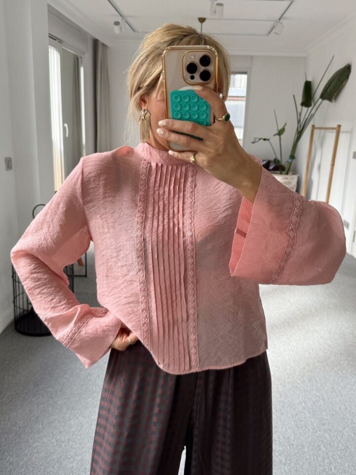 PEMBE NERVÜR DETAY BLUZ