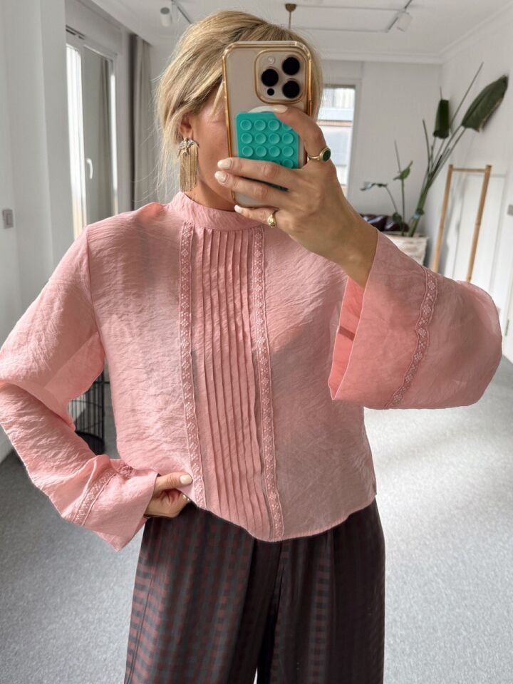 PEMBE NERVÜR DETAY BLUZ