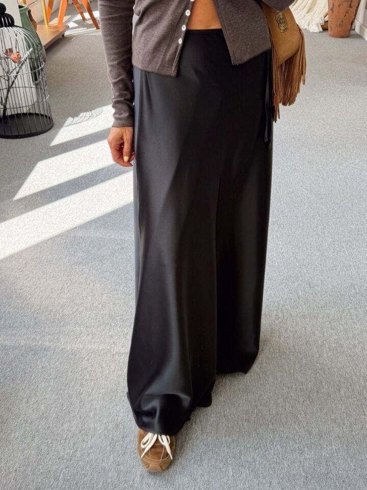 SİYAH SATEN ANVELOP ETEK