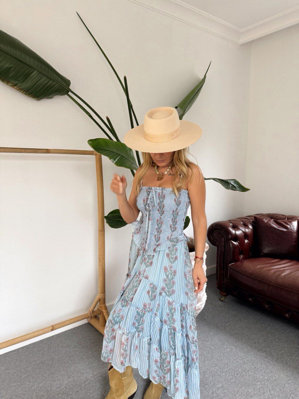 MAVİ GİPE DETAYLI ÇİÇEKLİ İTHAL ELBİSE