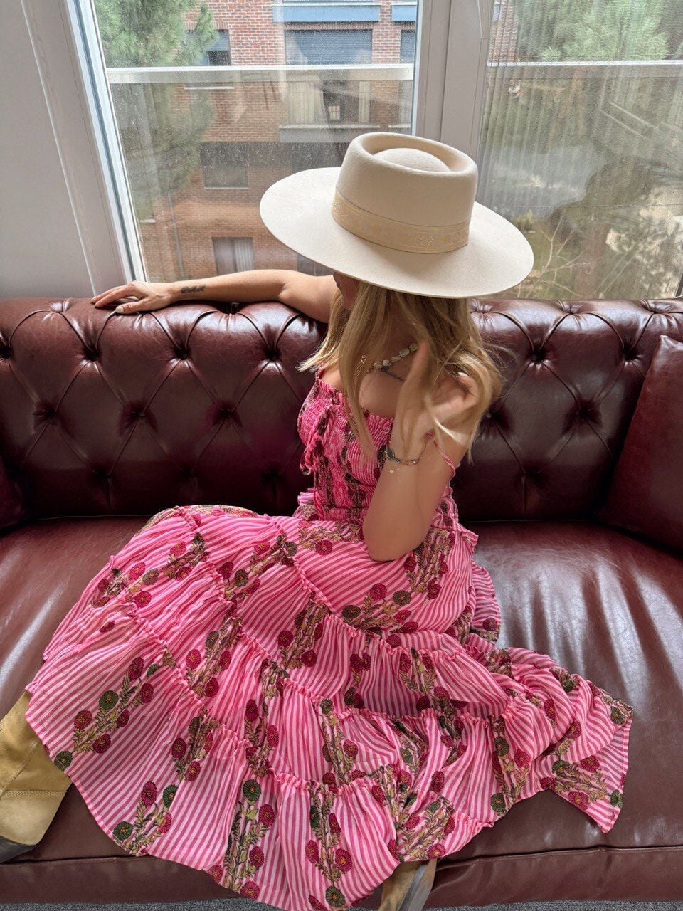 PEMBE GİPE DETAYLI ÇİÇEKLİ İTHAL ELBİSE