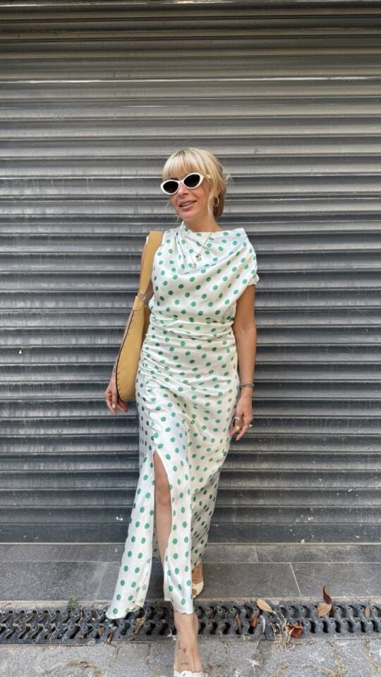 YEŞİL PUANTİYELİ SATEN ELBİSE