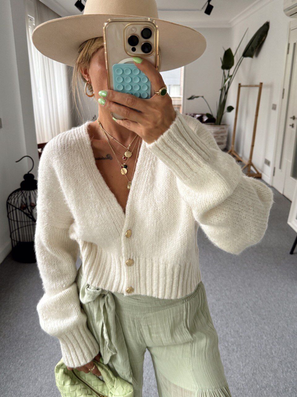 KREM V YAKA DÜĞMELİ HIRKA