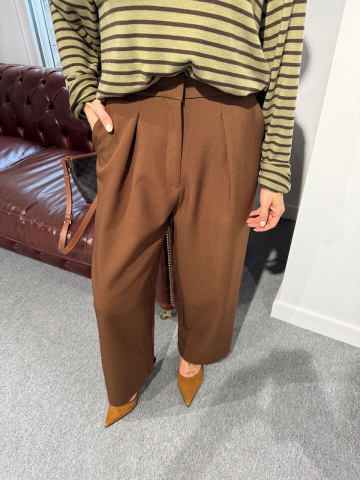 KAHVERENGİ ÖNDEN PENS DETAYLI KUMAŞ PANTOLON