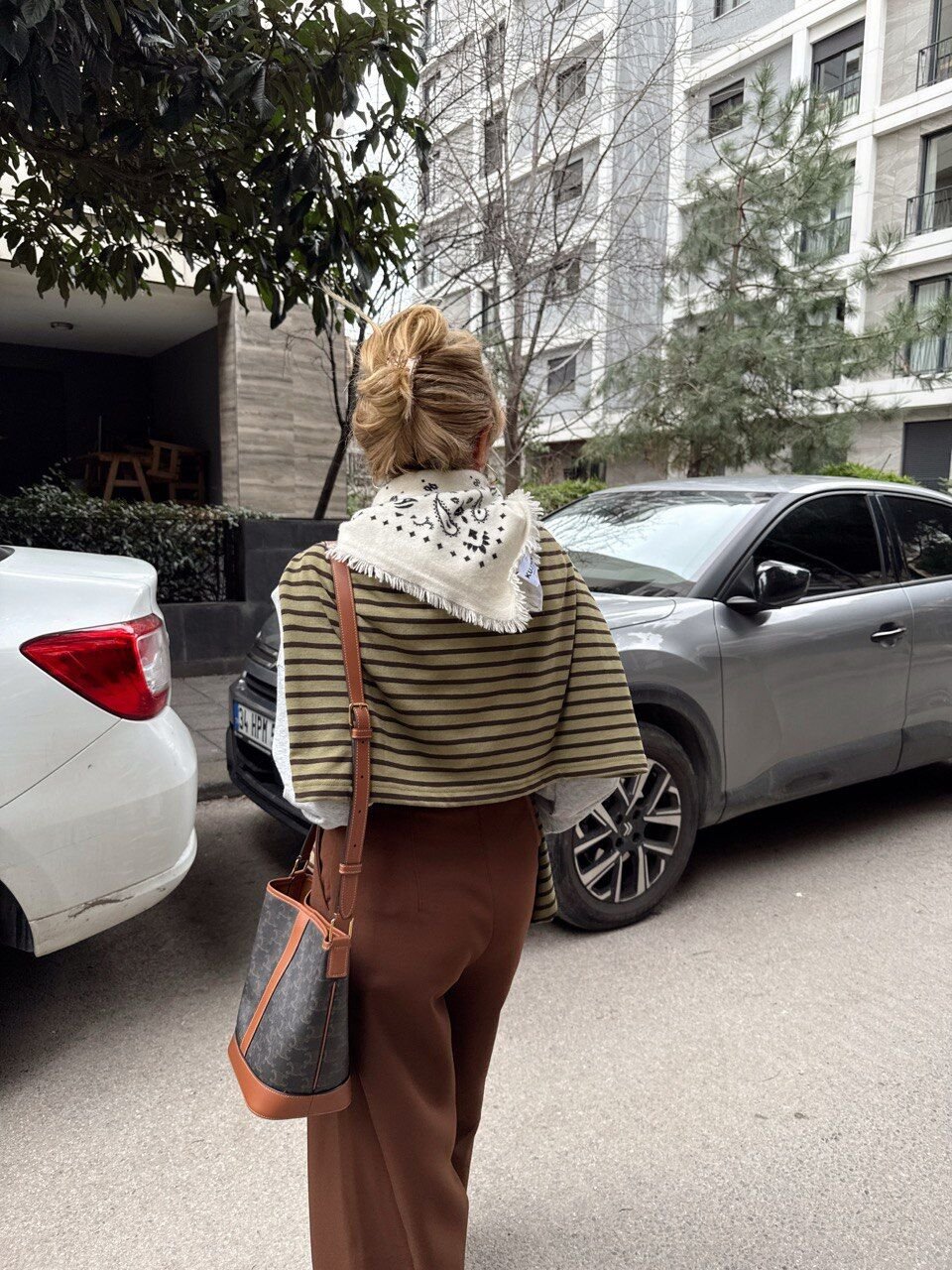 KAHVERENGİ ÖNDEN PENS DETAYLI KUMAŞ PANTOLON