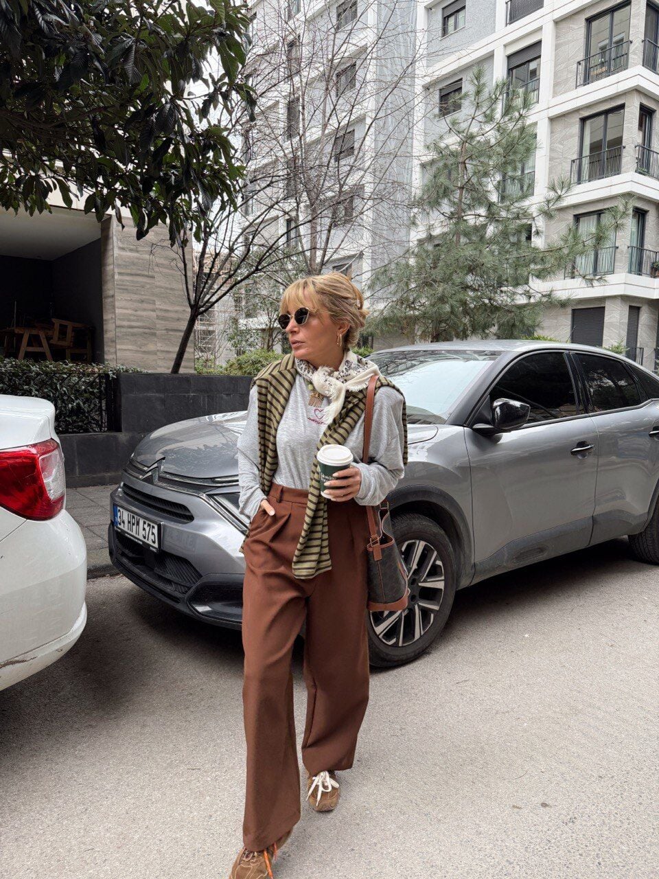 KAHVERENGİ ÖNDEN PENS DETAYLI KUMAŞ PANTOLON