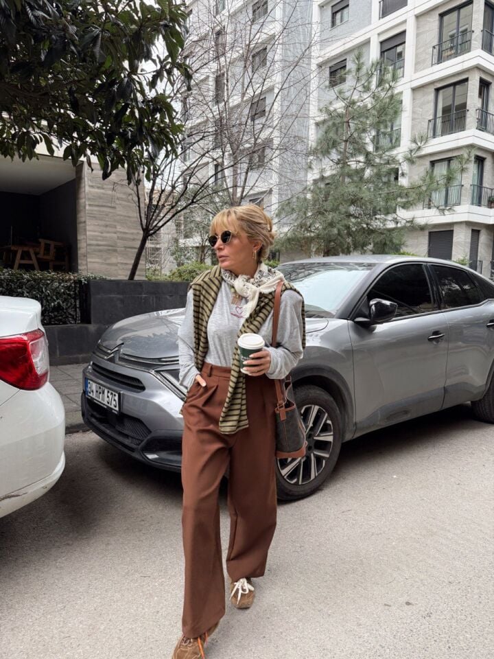 KAHVERENGİ ÖNDEN PENS DETAYLI KUMAŞ PANTOLON