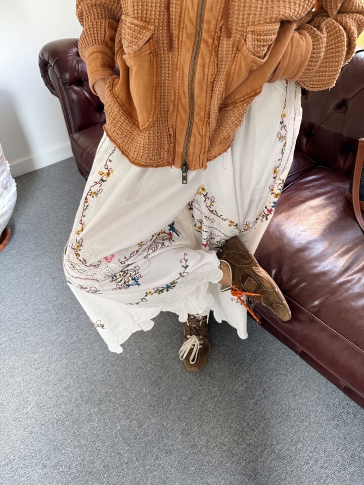 EKRU NAKIŞ İŞLEMELİ İTHAL PANTOLON