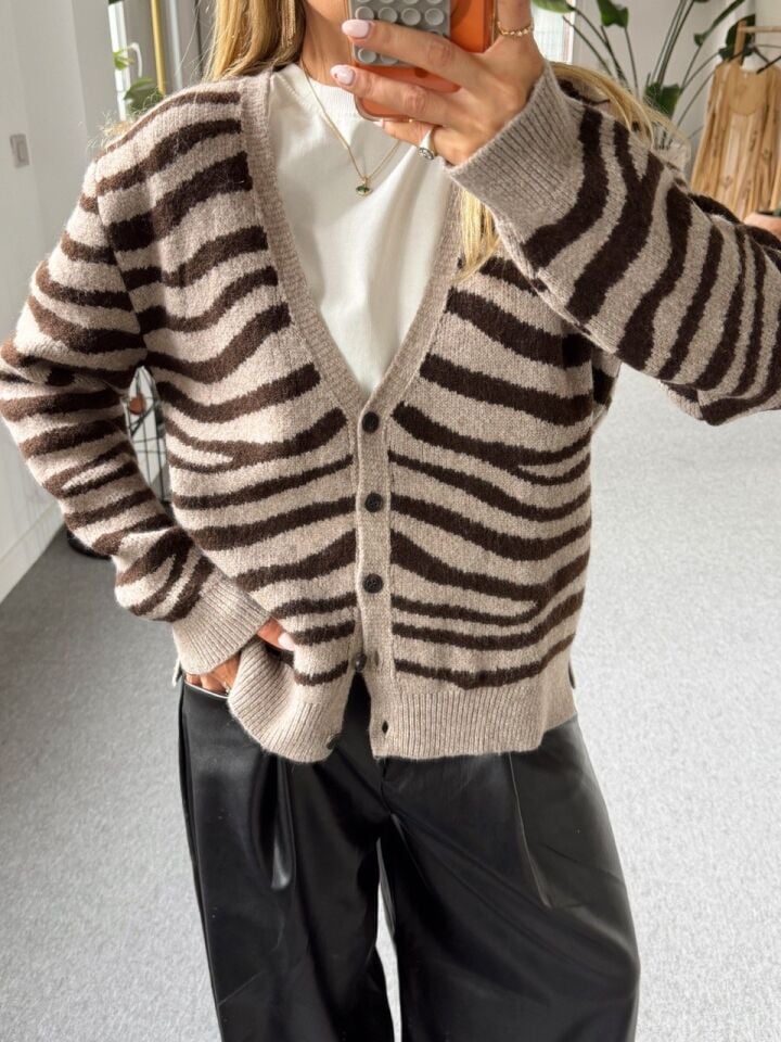 KAHVERENGİ ZEBRA YÜN HIRKA